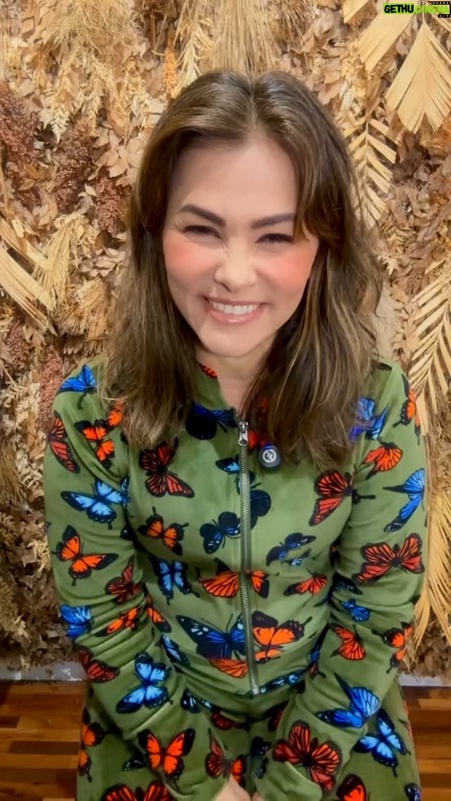 Suzana Alves - 16.5K Likes - 🧠💛 Você julga pela aparência ou enxerga com o olhar de Deus?

Quantas vezes a gente olha alguém e já pensa algo… sem nem conhecer a história por trás?

A psicologia chama isso de pensamento automático. A Bíblia chama de olhar humano.
Mas Deus… Deus vê o coração.
(1 Samuel 16:7)

Esse vídeo é um convite à reflexão.
Sobre empatia. Sobre amor verdadeiro.
Sobre parar de usar os olhos feridos para enxergar o outro.

💡Da próxima vez que o julgamento vier na mente… respira.
E lembra: o amor sempre vê mais longe.

🎙️ Fala comigo aqui nos comentários: você já foi julgada pela aparência? Como isso te marcou?

#OlharComAmor #JulgarMenosAmarMais #EmpatiaÉEscolha #CuraInterior #TerapiaComFé #PensamentoAutomático #TransformaçãoEmocional #OlhosDeDeus #VerdadeiraBeleza #IdentidadeEmCristo #1Samuel167 #DeusVêOCoração #SuzanaAlves #PsicologiaComPropósito #DevocionalDiário #ConteúdoQueCura