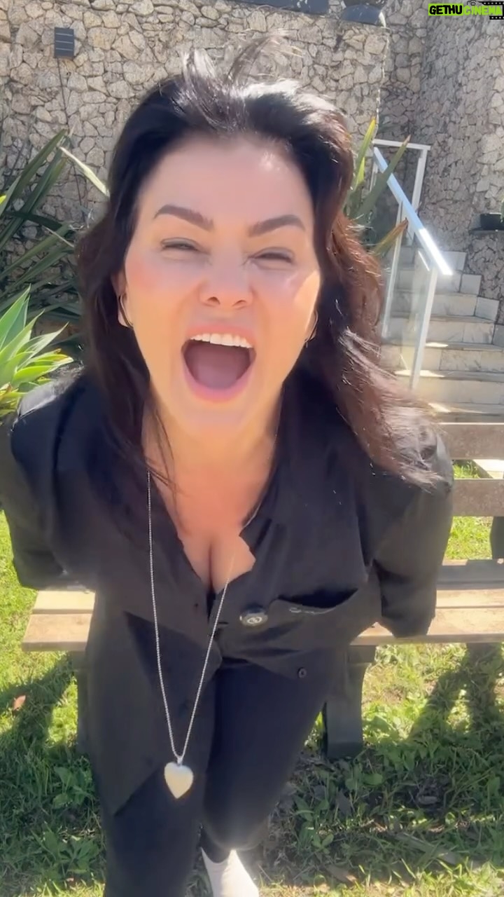 Suzana Alves - 2.1K Likes - Por um tempo abracei meus fios brancos e vivi uma fase linda de aceitação. 🌿✨
Mas quando decidi voltar à minha cor natural, escolhi um caminho diferente: a coloração 100% vegetal, feita à base de plantas.
O resultado? Cabelos mais fortes, encorpados e tratados, sem os danos da química. 💚
Porque beleza também é saúde, verdade e propósito.

#ColoraçãoVegetal #BelezaNatural #Autocuidado #CabelosSaudáveis #BelezaComPropósito