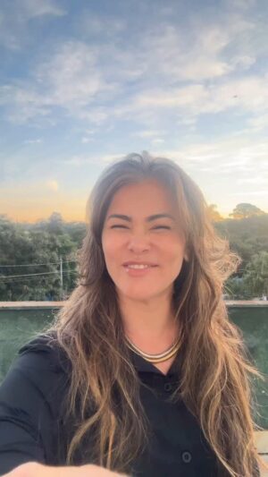 Suzana Alves Instagram - Transformação verdadeira não começa só quando você larga os vícios…
Começa quando você entrega o controle.
Quando Jesus se torna o ar que você respira.
A voz que você ouve.
A vida que você vive.
🕊️💛
#RespiraJesus
#Transformação #JesusÉVida #ReinoDeDeus #EspíritoSanto #VidaComPropósito
#DeusNoControle #FéQueTransforma #CristoVive #RiosComPropósito #MulheresDeFé
#SuzanaAlves #6mais1voce #DevocionalDiário
