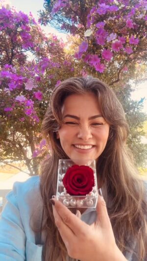 Suzana Alves Instagram - 🌹🌺Essa rosa natural que recebi dura mais de um ano.
Ela veio sem espinhos… e dentro dela, pérolas.
E o Espírito Santo me ensinou algo:
A rosa sem espinhos representa a mulher que foi curada.
As pérolas representam as dores que se transformaram em beleza.
E tudo isso dentro de uma espiral🔄o design perfeito de Deus.❤️‍🔥🌎

Você não é qualquer uma.
Você foi formada com propósito.
Você é rara.
Você é amada.
Você é parte de um plano eterno.

🕊️ “Tu me cercas por trás e pela frente, e pões sobre mim a tua mão.”
(Salmo 139:5)
Não esqueça: você é flor, é força, é filha.
E Deus está redesenhando sua história. 

#IdentidadeEmCristo
#MulherCurada
#DesignDivino
#PérolaDeValor
#RosaSemEspinhos
#CuraEmocional
#Salmo139
#EspelhoDaAlma
#FéQueTransforma
#DeusMeRefaz
#ReelsCristão
#MensagemParaMulheres
#VocêÉRara
#FilhaAmada
#SementesDeCura