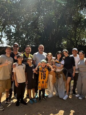 Suzana Alves Instagram - Não foi fácil para esse pequeno Atleta, quando iniciou o futsal….Ele jogava society  e amava, só que quando na época a técnica Fernanda que era do Palmeiras(futsal) Viu o Benjamin jogando, disse que seria interessante coloca lo no futsal e que seria muito bom para a evolução dele e  indicou 🖤💛 há 1 ano atrás , e esse pequeno grande menino se dedicou, se entregou para uma modalidade totalmente diferente da que ele jogava e que iria acrescentar e ele topou um pouco ainda inseguro o desafio e se saiu bem no teste e entrou para o time e logo virou titular!!! Não foi fácil para ele, foi muito desafiado, foi muito responsável e dedicado e hoje colheu os frutos vencendo o campeonato da federação Paulista de futsal⚽️💛🙌🏼😭 Foi muito emocionante ver todo esse processo e está sendo lindo vê lo crescendo em seu desenvolvimento emocional, físico e espiritual. Obrigado @prof_deisid13 @katita_k12 por serem um TIME acima de tudo, FAMILIA e cheios de talentos, amor e garra!!! Amamos vocês!!! Parabéns à todos os papais e mamães desses meninos tão corajosos e talentosos que são seus filhos tb!!! Avante!!! O primeiro título de muitos!!! 🚀🏆🥇Gratidão Senhor pela vida e saúde do Nosso CAMPEÃO BEN Obrigada Família e amigos pela torcida e presença sempre!!!! 💛🖤🙌🏼😭🙌🏼⚽️⚽️⚽️⚽️⚽️⚽️