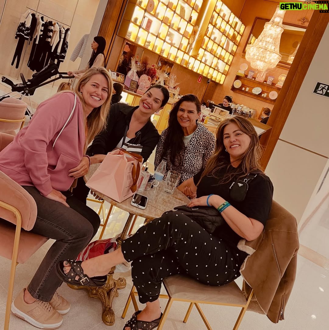 Suzana Alves - 1.6K Likes - A verdadeira amizade é como uma rosa vermelha: viva, intensa, firme mesmo entre espinhos. Ela não se mede por palavras ditas, mas por gestos silenciosos, por presenças que não cobram explicações e por abraços que chegam antes das lágrimas caírem.

Assim como a rosa se doa em beleza sem esperar aplausos, o amigo verdadeiro ama sem pesar, cuida sem invadir, espera sem exigir. Seu amor é generoso — do tipo que se oferece inteiro, mesmo quando a vida parece em fragmentos.

Na Bíblia, está escrito: “Em todo tempo ama o amigo, e na angústia nasce o irmão” (Provérbios 17:17). Essa amizade não se forma nas superfícies da convivência, mas nas profundezas do espírito. Ela é semente plantada em solo de confiança, regada com lealdade e colhida em frutos de graça.

O verdadeiro amigo é como aquela rosa que permanece vermelha mesmo nas estações mais duras. Ele floresce ao teu lado quando todos os ventos são contrários, quando as promessas se desfazem e o chão parece ruir. Ele permanece, firme, como um lembrete de que o amor que não busca o próprio interesse (1 Coríntios 13:5) ainda é possível.

E como a rosa que sangra perfume ao ser esmagada, a amizade verdadeira transforma a dor em cuidado. Ela não se apaga com o tempo — se aprofunda. Não se desfaz com as falhas — amadurece.

Quem tem um amigo assim, tem um presente eterno. Tem um pedacinho do céu na Terra. Tem um amor que não passa. Um símbolo da graça de Deus disfarçado de riso fácil, de escuta atenta, de silêncio que conforta.

Seja grato por cada rosa que floresceu em teu caminho — não pelas que enfeitam, mas pelas que curaram. Não pelas que se exibem, mas pelas que sustentam. #amizadeabençoada