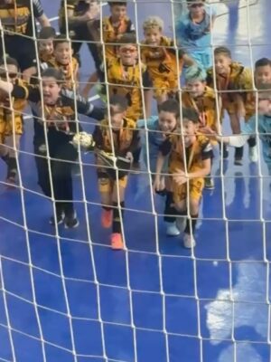 Suzana Alves Instagram - Não foi fácil para esse pequeno Atleta, quando iniciou o futsal….Ele jogava society  e amava, só que quando na época a técnica Fernanda que era do Palmeiras(futsal) Viu o Benjamin jogando, disse que seria interessante coloca lo no futsal e que seria muito bom para a evolução dele e  indicou 🖤💛 há 1 ano atrás , e esse pequeno grande menino se dedicou, se entregou para uma modalidade totalmente diferente da que ele jogava e que iria acrescentar e ele topou um pouco ainda inseguro o desafio e se saiu bem no teste e entrou para o time e logo virou titular!!! Não foi fácil para ele, foi muito desafiado, foi muito responsável e dedicado e hoje colheu os frutos vencendo o campeonato da federação Paulista de futsal⚽️💛🙌🏼😭 Foi muito emocionante ver todo esse processo e está sendo lindo vê lo crescendo em seu desenvolvimento emocional, físico e espiritual. Obrigado @prof_deisid13 @katita_k12 por serem um TIME acima de tudo, FAMILIA e cheios de talentos, amor e garra!!! Amamos vocês!!! Parabéns à todos os papais e mamães desses meninos tão corajosos e talentosos que são seus filhos tb!!! Avante!!! O primeiro título de muitos!!! 🚀🏆🥇Gratidão Senhor pela vida e saúde do Nosso CAMPEÃO BEN Obrigada Família e amigos pela torcida e presença sempre!!!! 💛🖤🙌🏼😭🙌🏼⚽️⚽️⚽️⚽️⚽️⚽️