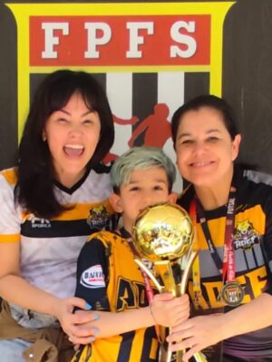 Suzana Alves Instagram - Não foi fácil para esse pequeno Atleta, quando iniciou o futsal….Ele jogava society  e amava, só que quando na época a técnica Fernanda que era do Palmeiras(futsal) Viu o Benjamin jogando, disse que seria interessante coloca lo no futsal e que seria muito bom para a evolução dele e  indicou 🖤💛 há 1 ano atrás , e esse pequeno grande menino se dedicou, se entregou para uma modalidade totalmente diferente da que ele jogava e que iria acrescentar e ele topou um pouco ainda inseguro o desafio e se saiu bem no teste e entrou para o time e logo virou titular!!! Não foi fácil para ele, foi muito desafiado, foi muito responsável e dedicado e hoje colheu os frutos vencendo o campeonato da federação Paulista de futsal⚽️💛🙌🏼😭 Foi muito emocionante ver todo esse processo e está sendo lindo vê lo crescendo em seu desenvolvimento emocional, físico e espiritual. Obrigado @prof_deisid13 @katita_k12 por serem um TIME acima de tudo, FAMILIA e cheios de talentos, amor e garra!!! Amamos vocês!!! Parabéns à todos os papais e mamães desses meninos tão corajosos e talentosos que são seus filhos tb!!! Avante!!! O primeiro título de muitos!!! 🚀🏆🥇Gratidão Senhor pela vida e saúde do Nosso CAMPEÃO BEN Obrigada Família e amigos pela torcida e presença sempre!!!! 💛🖤🙌🏼😭🙌🏼⚽️⚽️⚽️⚽️⚽️⚽️