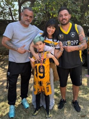 Suzana Alves Instagram - NĆ£o foi fĆ”cil para esse pequeno Atleta, quando iniciou o futsalā¦.Ele jogava society e amava, só que quando na Ć©poca a tĆ©cnica Fernanda que era do Palmeiras(futsal) Viu o Benjamin jogando, disse que seria interessante coloca lo no futsal e que seria muito bom para a evolução dele e indicou š¤š hĆ” 1 ano atrĆ”s , e esse pequeno grande menino se dedicou, se entregou para uma modalidade totalmente diferente da que ele jogava e que iria acrescentar e ele topou um pouco ainda inseguro o desafio e se saiu bem no teste e entrou para o time e logo virou titular!!! NĆ£o foi fĆ”cil para ele, foi muito desafiado, foi muito responsĆ”vel e dedicado e hoje colheu os frutos vencendo o campeonato da federação Paulista de futsalā½ļøššš¼š Foi muito emocionante ver todo esse processo e estĆ” sendo lindo vĆŖ lo crescendo em seu desenvolvimento emocional, fĆsico e espiritual. Obrigado @prof_deisid13 @katita_k12 por serem um TIME acima de tudo, FAMILIA e cheios de talentos, amor e garra!!! Amamos vocĆŖs!!! ParabĆ©ns Ć todos os papais e mamĆ£es desses meninos tĆ£o corajosos e talentosos que sĆ£o seus filhos tb!!! Avante!!! O primeiro tĆtulo de muitos!!! ššš„GratidĆ£o Senhor pela vida e saĆŗde do Nosso CAMPEĆO BEN Obrigada FamĆlia e amigos pela torcida e presenƧa sempre!!!! šš¤šš¼ššš¼ā½ļøā½ļøā½ļøā½ļøā½ļøā½ļø