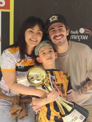 Suzana Alves Instagram - Não foi fácil para esse pequeno Atleta, quando iniciou o futsal….Ele jogava society  e amava, só que quando na época a técnica Fernanda que era do Palmeiras(futsal) Viu o Benjamin jogando, disse que seria interessante coloca lo no futsal e que seria muito bom para a evolução dele e  indicou 🖤💛 há 1 ano atrás , e esse pequeno grande menino se dedicou, se entregou para uma modalidade totalmente diferente da que ele jogava e que iria acrescentar e ele topou um pouco ainda inseguro o desafio e se saiu bem no teste e entrou para o time e logo virou titular!!! Não foi fácil para ele, foi muito desafiado, foi muito responsável e dedicado e hoje colheu os frutos vencendo o campeonato da federação Paulista de futsal⚽️💛🙌🏼😭 Foi muito emocionante ver todo esse processo e está sendo lindo vê lo crescendo em seu desenvolvimento emocional, físico e espiritual. Obrigado @prof_deisid13 @katita_k12 por serem um TIME acima de tudo, FAMILIA e cheios de talentos, amor e garra!!! Amamos vocês!!! Parabéns à todos os papais e mamães desses meninos tão corajosos e talentosos que são seus filhos tb!!! Avante!!! O primeiro título de muitos!!! 🚀🏆🥇Gratidão Senhor pela vida e saúde do Nosso CAMPEÃO BEN Obrigada Família e amigos pela torcida e presença sempre!!!! 💛🖤🙌🏼😭🙌🏼⚽️⚽️⚽️⚽️⚽️⚽️