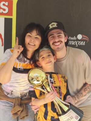 Suzana Alves Instagram - Não foi fácil para esse pequeno Atleta, quando iniciou o futsal….Ele jogava society  e amava, só que quando na época a técnica Fernanda que era do Palmeiras(futsal) Viu o Benjamin jogando, disse que seria interessante coloca lo no futsal e que seria muito bom para a evolução dele e  indicou 🖤💛 há 1 ano atrás , e esse pequeno grande menino se dedicou, se entregou para uma modalidade totalmente diferente da que ele jogava e que iria acrescentar e ele topou um pouco ainda inseguro o desafio e se saiu bem no teste e entrou para o time e logo virou titular!!! Não foi fácil para ele, foi muito desafiado, foi muito responsável e dedicado e hoje colheu os frutos vencendo o campeonato da federação Paulista de futsal⚽️💛🙌🏼😭 Foi muito emocionante ver todo esse processo e está sendo lindo vê lo crescendo em seu desenvolvimento emocional, físico e espiritual. Obrigado @prof_deisid13 @katita_k12 por serem um TIME acima de tudo, FAMILIA e cheios de talentos, amor e garra!!! Amamos vocês!!! Parabéns à todos os papais e mamães desses meninos tão corajosos e talentosos que são seus filhos tb!!! Avante!!! O primeiro título de muitos!!! 🚀🏆🥇Gratidão Senhor pela vida e saúde do Nosso CAMPEÃO BEN Obrigada Família e amigos pela torcida e presença sempre!!!! 💛🖤🙌🏼😭🙌🏼⚽️⚽️⚽️⚽️⚽️⚽️