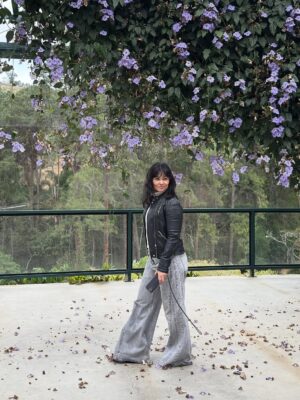 Suzana Alves Instagram - Quando penso em desanimar ele vem, me pega no colo, fala para eu ler a Bíblia e me acorda às 3 da manhã para orar!
Quando eu penso em desanimar ele vem e canta louvores em meus ouvidos, que atingem meu coração e me faz despertar, dizendo: “Tudo é sobre mim e para mim, não desanima porque em mim, tudo se fez novo!
Mesmo assim, quando penso em desanimar ele me leva para o seu profundo amor em secreto e fala no seu altar….que me ama e eu só sei chorar…aprendendo a AMAR ❤️

Obs: fiz esse poema e coloquei essas fotos para nunca mais esquecer desse dia tão abençoado que vivi e para marcar essa data importante que veio do céu! Obrigada meu Senhor!!!🙌🏼❤️‍🔥🙏🏼