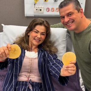 Suzana Alves Instagram - Esperei muito por esse momento, chegou!!! Livre de qualquer máscara que me impedia de viver de verdade, sem dores, sem queimações, sem inflamações, sem superficialidade , a verdadeira aparência vem do coração, liberta!!! vida real!!! Natural novamente!!! Obrigada Senhor!!! 🙌🏼❣️

“Assim que, se alguém está em Cristo, nova criatura é: as coisas velhas já passaram; eis que tudo se fez novo”. 
2 Coríntios 5:7 

Depois posto tudo e conversaremos  mais sobre esse momento memorável em minha vida!!! 😭🙌🏼❤️‍🔥🙌🏼MUITO OBRIGADA POR TODAS AS ORAÇÕES DE CADA UM DE VOCÊS!!! OBRIGADA @drgilbertopereira A cirugia foi um sucesso!!! ❣️