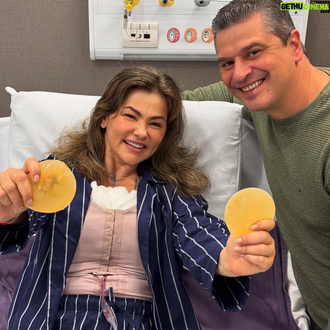 Suzana Alves - 173.3K Likes - Esperei muito por esse momento, chegou!!! Livre de qualquer máscara que me impedia de viver de verdade, sem dores, sem queimações, sem inflamações, sem superficialidade , a verdadeira aparência vem do coração, liberta!!! vida real!!! Natural novamente!!! Obrigada Senhor!!! 🙌🏼❣️

“Assim que, se alguém está em Cristo, nova criatura é: as coisas velhas já passaram; eis que tudo se fez novo”. 
2 Coríntios 5:7 

Depois posto tudo e conversaremos  mais sobre esse momento memorável em minha vida!!! 😭🙌🏼❤️‍🔥🙌🏼MUITO OBRIGADA POR TODAS AS ORAÇÕES DE CADA UM DE VOCÊS!!! OBRIGADA @drgilbertopereira A cirugia foi um sucesso!!! ❣️