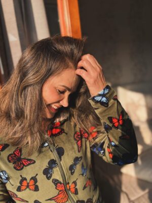 Suzana Alves Instagram - Tem coisas que eu não entendo que estão acontecendo, nem sempre tenho respostas e tem coisas que não dependem de mim e tenho que aceitar….Mesmo tentando entender o que não consigo aceitar momentaneamente e não consigo obter respostas concretas, é preciso descansar, entregar…essa dor…nos faz moldar, lá na frente vai completar a OBRA! Eu decido crer que até quando estamos sofrendo é uma oportunidade de nos alegrar, perdoar, fortalecer e amar!Tô contigo Senhor!!! 🙏🏼❤️