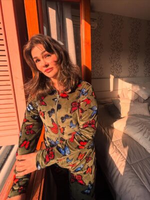 Suzana Alves Instagram - Tem coisas que eu não entendo que estão acontecendo, nem sempre tenho respostas e tem coisas que não dependem de mim e tenho que aceitar….Mesmo tentando entender o que não consigo aceitar momentaneamente e não consigo obter respostas concretas, é preciso descansar, entregar…essa dor…nos faz moldar, lá na frente vai completar a OBRA! Eu decido crer que até quando estamos sofrendo é uma oportunidade de nos alegrar, perdoar, fortalecer e amar!Tô contigo Senhor!!! 🙏🏼❤️
