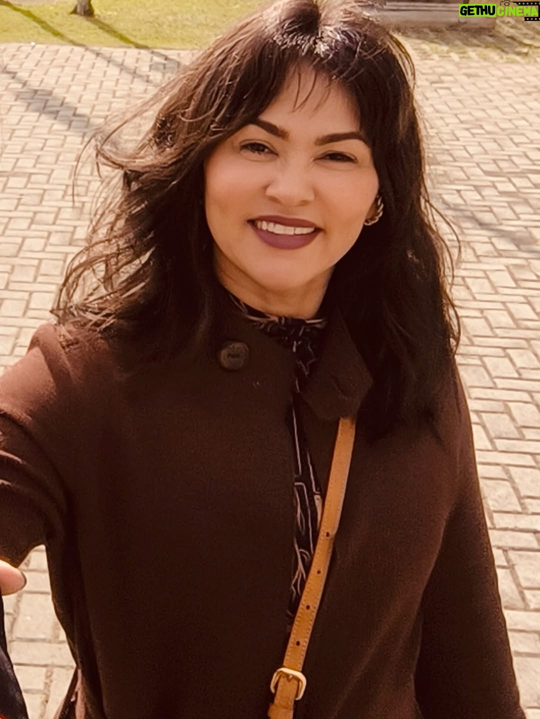 Suzana Alves - 7.1K Likes - Eu vou porque não sei não ir 
Eu prego porque não sei não dizer
Eu oro porque não sei não me abrir
Eu ajoelho porque não sei não me prostrar 
Eu morro porque não sei como viver 
Eu vivo porque não sei como não morrer…
Sou suzana, não sei ser o que não consigo ser! ❤️‍🔥 #minhaspoesias #minhavida 

NÃO PARE MINHA FILHA, CONTINUE CAMINHANDO QUE EU TE DOU A DIREÇÃO! BOA NOITE 🌙 🙏🏼❤️