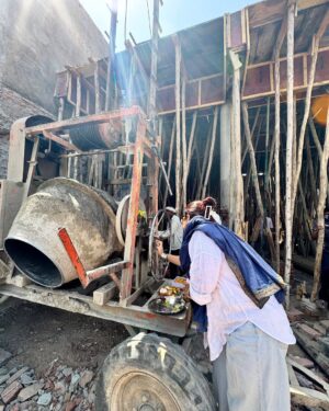 Swasti Mehul Jain Instagram - Happy Ram Navmi 🚩 "मेरे प्रभु का मंदिर बन रहा है" आज राम नवमी का पावन दिन, और छत्त ढलाई का कार्य पूजन हुआ.. मैं स्वयं आज इस पुण्य कार्य के पूजन का हिस्सा बनी.. हम हवन किया, कन्या भोज किया..
4 माह से निरंतर दिन रात कार्य चल रहा है, कार्य की निर्विघ्न समाप्ति के लिए रोज मंत्र जाप और हवन होता है..
यह मंदिर का निर्माण हम "भितरवार, ग्वालियर" में करा रहे हैं.
आज छत्त ढल रही है, लगभग 60 से ज्याद कारसेवक इस कार्य को संपन्न कर रहे हैं .. इस स्वप्न को मूर्तरूप लेते हुए देख मैं बहुत भावुक हूँ ..
Just can't express, how I felt seeing everything today, how beautiful things have taken shape, the strength, work quality everything is planned for generations to come.
🚩🧿 Just waiting for the day when this whole temple would be completed, I can sit and do bhakti here 😍
#jaishriram #hindutemple #swastimehul #ramnavmi #bhitarwar #templesofindia
