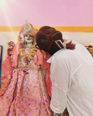 Swasti Mehul Jain Instagram - Happy Ram Navmi 🚩 "मेरे प्रभु का मंदिर बन रहा है" आज राम नवमी का पावन दिन, और छत्त ढलाई का कार्य पूजन हुआ.. मैं स्वयं आज इस पुण्य कार्य के पूजन का हिस्सा बनी.. हम हवन किया, कन्या भोज किया..
4 माह से निरंतर दिन रात कार्य चल रहा है, कार्य की निर्विघ्न समाप्ति के लिए रोज मंत्र जाप और हवन होता है..
यह मंदिर का निर्माण हम "भितरवार, ग्वालियर" में करा रहे हैं.
आज छत्त ढल रही है, लगभग 60 से ज्याद कारसेवक इस कार्य को संपन्न कर रहे हैं .. इस स्वप्न को मूर्तरूप लेते हुए देख मैं बहुत भावुक हूँ ..
Just can't express, how I felt seeing everything today, how beautiful things have taken shape, the strength, work quality everything is planned for generations to come.
🚩🧿 Just waiting for the day when this whole temple would be completed, I can sit and do bhakti here 😍
#jaishriram #hindutemple #swastimehul #ramnavmi #bhitarwar #templesofindia