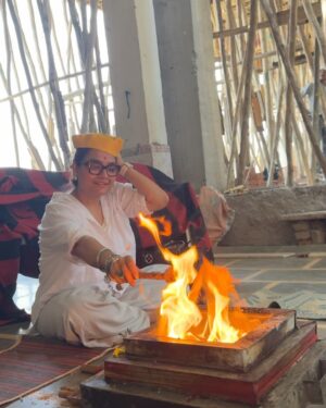 Swasti Mehul Jain Instagram - Happy Ram Navmi 🚩 "मेरे प्रभु का मंदिर बन रहा है" आज राम नवमी का पावन दिन, और छत्त ढलाई का कार्य पूजन हुआ.. मैं स्वयं आज इस पुण्य कार्य के पूजन का हिस्सा बनी.. हम हवन किया, कन्या भोज किया..
4 माह से निरंतर दिन रात कार्य चल रहा है, कार्य की निर्विघ्न समाप्ति के लिए रोज मंत्र जाप और हवन होता है..
यह मंदिर का निर्माण हम "भितरवार, ग्वालियर" में करा रहे हैं.
आज छत्त ढल रही है, लगभग 60 से ज्याद कारसेवक इस कार्य को संपन्न कर रहे हैं .. इस स्वप्न को मूर्तरूप लेते हुए देख मैं बहुत भावुक हूँ ..
Just can't express, how I felt seeing everything today, how beautiful things have taken shape, the strength, work quality everything is planned for generations to come.
🚩🧿 Just waiting for the day when this whole temple would be completed, I can sit and do bhakti here 😍
#jaishriram #hindutemple #swastimehul #ramnavmi #bhitarwar #templesofindia