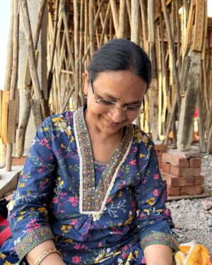 Swasti Mehul Jain Instagram - Happy Ram Navmi 🚩 "मेरे प्रभु का मंदिर बन रहा है" आज राम नवमी का पावन दिन, और छत्त ढलाई का कार्य पूजन हुआ.. मैं स्वयं आज इस पुण्य कार्य के पूजन का हिस्सा बनी.. हम हवन किया, कन्या भोज किया..
4 माह से निरंतर दिन रात कार्य चल रहा है, कार्य की निर्विघ्न समाप्ति के लिए रोज मंत्र जाप और हवन होता है..
यह मंदिर का निर्माण हम "भितरवार, ग्वालियर" में करा रहे हैं.
आज छत्त ढल रही है, लगभग 60 से ज्याद कारसेवक इस कार्य को संपन्न कर रहे हैं .. इस स्वप्न को मूर्तरूप लेते हुए देख मैं बहुत भावुक हूँ ..
Just can't express, how I felt seeing everything today, how beautiful things have taken shape, the strength, work quality everything is planned for generations to come.
🚩🧿 Just waiting for the day when this whole temple would be completed, I can sit and do bhakti here 😍
#jaishriram #hindutemple #swastimehul #ramnavmi #bhitarwar #templesofindia
