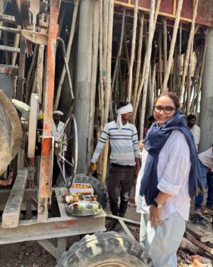 Swasti Mehul Jain Instagram - Happy Ram Navmi 🚩 "मेरे प्रभु का मंदिर बन रहा है" आज राम नवमी का पावन दिन, और छत्त ढलाई का कार्य पूजन हुआ.. मैं स्वयं आज इस पुण्य कार्य के पूजन का हिस्सा बनी.. हम हवन किया, कन्या भोज किया..
4 माह से निरंतर दिन रात कार्य चल रहा है, कार्य की निर्विघ्न समाप्ति के लिए रोज मंत्र जाप और हवन होता है..
यह मंदिर का निर्माण हम "भितरवार, ग्वालियर" में करा रहे हैं.
आज छत्त ढल रही है, लगभग 60 से ज्याद कारसेवक इस कार्य को संपन्न कर रहे हैं .. इस स्वप्न को मूर्तरूप लेते हुए देख मैं बहुत भावुक हूँ ..
Just can't express, how I felt seeing everything today, how beautiful things have taken shape, the strength, work quality everything is planned for generations to come.
🚩🧿 Just waiting for the day when this whole temple would be completed, I can sit and do bhakti here 😍
#jaishriram #hindutemple #swastimehul #ramnavmi #bhitarwar #templesofindia