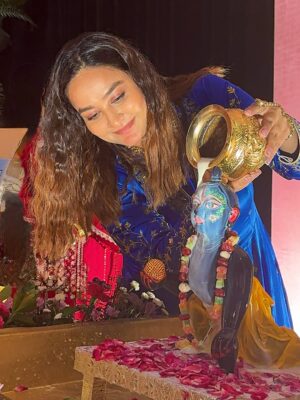 Swasti Mehul Jain Instagram - Happy Krishna Janmashtami 🦚❤️ Nand ke aanand bhayo, Jay Kanhaiya lal ki ✨✨
#krishnaJanmashtami #janmashtami2025 #Radheradhe #swastimehul