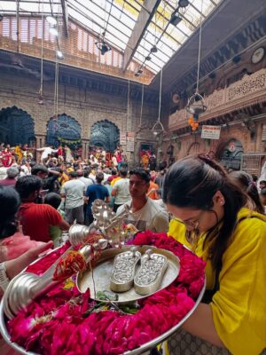 Swasti Mehul Jain Instagram - Jab bhi Shri Banke Bihari ji ke darbar me pahuchti hu, bas fir lautne ka man nahi karta 😇 Kuch to baat hai, jo sirf mehsoos ki jaa sakti hai, batai aur likhi nahi jaa sakti.. 😍🦚
Vrindavan ke har kan me prem hai, bas prem..
Har mukh par Radhe Radhe hai..
#vrindavan #bankebihari #bankebiharitemple #radheradhe #krishnalove #krishnajanmashtami #janmashtami #swastimehul