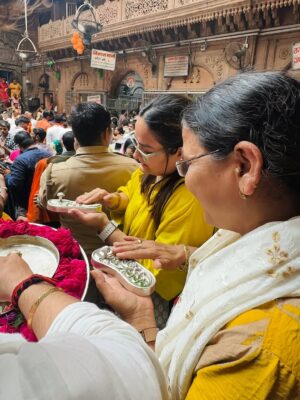 Swasti Mehul Jain Instagram - Jab bhi Shri Banke Bihari ji ke darbar me pahuchti hu, bas fir lautne ka man nahi karta 😇 Kuch to baat hai, jo sirf mehsoos ki jaa sakti hai, batai aur likhi nahi jaa sakti.. 😍🦚
Vrindavan ke har kan me prem hai, bas prem..
Har mukh par Radhe Radhe hai..
#vrindavan #bankebihari #bankebiharitemple #radheradhe #krishnalove #krishnajanmashtami #janmashtami #swastimehul