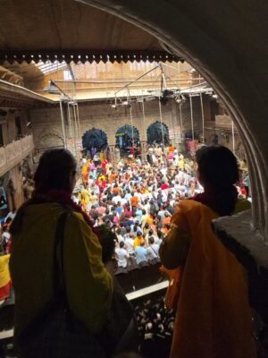 Swasti Mehul Jain Instagram - Jab bhi Shri Banke Bihari ji ke darbar me pahuchti hu, bas fir lautne ka man nahi karta 😇 Kuch to baat hai, jo sirf mehsoos ki jaa sakti hai, batai aur likhi nahi jaa sakti.. 😍🦚
Vrindavan ke har kan me prem hai, bas prem..
Har mukh par Radhe Radhe hai..
#vrindavan #bankebihari #bankebiharitemple #radheradhe #krishnalove #krishnajanmashtami #janmashtami #swastimehul
