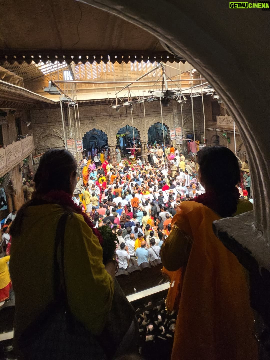 Swasti Mehul Jain - 271.4K Likes - Jab bhi Shri Banke Bihari ji ke darbar me pahuchti hu, bas fir lautne ka man nahi karta 😇 Kuch to baat hai, jo sirf mehsoos ki jaa sakti hai, batai aur likhi nahi jaa sakti.. 😍🦚
Vrindavan ke har kan me prem hai, bas prem.. 
Har mukh par Radhe Radhe hai.. 

#vrindavan #bankebihari #bankebiharitemple #radheradhe #krishnalove #krishnajanmashtami #janmashtami #swastimehul
