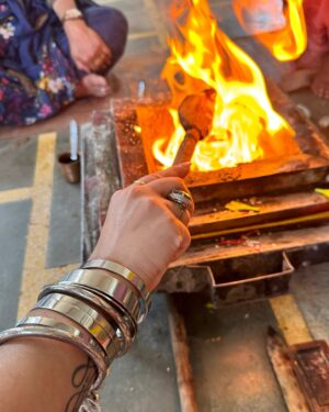 Swasti Mehul Jain Instagram - Happy Ram Navmi 🚩 "मेरे प्रभु का मंदिर बन रहा है" आज राम नवमी का पावन दिन, और छत्त ढलाई का कार्य पूजन हुआ.. मैं स्वयं आज इस पुण्य कार्य के पूजन का हिस्सा बनी.. हम हवन किया, कन्या भोज किया..
4 माह से निरंतर दिन रात कार्य चल रहा है, कार्य की निर्विघ्न समाप्ति के लिए रोज मंत्र जाप और हवन होता है..
यह मंदिर का निर्माण हम "भितरवार, ग्वालियर" में करा रहे हैं.
आज छत्त ढल रही है, लगभग 60 से ज्याद कारसेवक इस कार्य को संपन्न कर रहे हैं .. इस स्वप्न को मूर्तरूप लेते हुए देख मैं बहुत भावुक हूँ ..
Just can't express, how I felt seeing everything today, how beautiful things have taken shape, the strength, work quality everything is planned for generations to come.
🚩🧿 Just waiting for the day when this whole temple would be completed, I can sit and do bhakti here 😍
#jaishriram #hindutemple #swastimehul #ramnavmi #bhitarwar #templesofindia