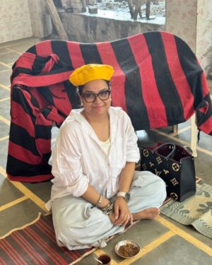 Swasti Mehul Jain Instagram - Happy Ram Navmi 🚩 "मेरे प्रभु का मंदिर बन रहा है" आज राम नवमी का पावन दिन, और छत्त ढलाई का कार्य पूजन हुआ.. मैं स्वयं आज इस पुण्य कार्य के पूजन का हिस्सा बनी.. हम हवन किया, कन्या भोज किया..
4 माह से निरंतर दिन रात कार्य चल रहा है, कार्य की निर्विघ्न समाप्ति के लिए रोज मंत्र जाप और हवन होता है..
यह मंदिर का निर्माण हम "भितरवार, ग्वालियर" में करा रहे हैं.
आज छत्त ढल रही है, लगभग 60 से ज्याद कारसेवक इस कार्य को संपन्न कर रहे हैं .. इस स्वप्न को मूर्तरूप लेते हुए देख मैं बहुत भावुक हूँ ..
Just can't express, how I felt seeing everything today, how beautiful things have taken shape, the strength, work quality everything is planned for generations to come.
🚩🧿 Just waiting for the day when this whole temple would be completed, I can sit and do bhakti here 😍
#jaishriram #hindutemple #swastimehul #ramnavmi #bhitarwar #templesofindia
