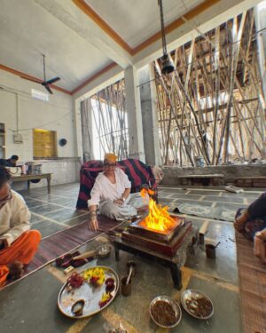 Swasti Mehul Jain Instagram - Happy Ram Navmi 🚩 "मेरे प्रभु का मंदिर बन रहा है" आज राम नवमी का पावन दिन, और छत्त ढलाई का कार्य पूजन हुआ.. मैं स्वयं आज इस पुण्य कार्य के पूजन का हिस्सा बनी.. हम हवन किया, कन्या भोज किया..
4 माह से निरंतर दिन रात कार्य चल रहा है, कार्य की निर्विघ्न समाप्ति के लिए रोज मंत्र जाप और हवन होता है..
यह मंदिर का निर्माण हम "भितरवार, ग्वालियर" में करा रहे हैं.
आज छत्त ढल रही है, लगभग 60 से ज्याद कारसेवक इस कार्य को संपन्न कर रहे हैं .. इस स्वप्न को मूर्तरूप लेते हुए देख मैं बहुत भावुक हूँ ..
Just can't express, how I felt seeing everything today, how beautiful things have taken shape, the strength, work quality everything is planned for generations to come.
🚩🧿 Just waiting for the day when this whole temple would be completed, I can sit and do bhakti here 😍
#jaishriram #hindutemple #swastimehul #ramnavmi #bhitarwar #templesofindia