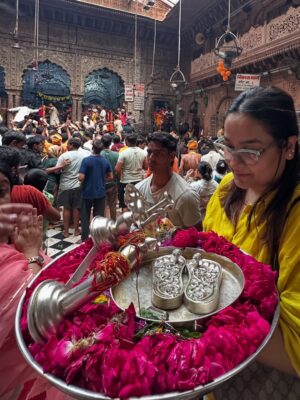 Swasti Mehul Jain Instagram - Jab bhi Shri Banke Bihari ji ke darbar me pahuchti hu, bas fir lautne ka man nahi karta 😇 Kuch to baat hai, jo sirf mehsoos ki jaa sakti hai, batai aur likhi nahi jaa sakti.. 😍🦚
Vrindavan ke har kan me prem hai, bas prem..
Har mukh par Radhe Radhe hai..
#vrindavan #bankebihari #bankebiharitemple #radheradhe #krishnalove #krishnajanmashtami #janmashtami #swastimehul
