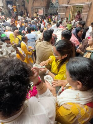 Swasti Mehul Jain Instagram - Jab bhi Shri Banke Bihari ji ke darbar me pahuchti hu, bas fir lautne ka man nahi karta 😇 Kuch to baat hai, jo sirf mehsoos ki jaa sakti hai, batai aur likhi nahi jaa sakti.. 😍🦚
Vrindavan ke har kan me prem hai, bas prem..
Har mukh par Radhe Radhe hai..
#vrindavan #bankebihari #bankebiharitemple #radheradhe #krishnalove #krishnajanmashtami #janmashtami #swastimehul