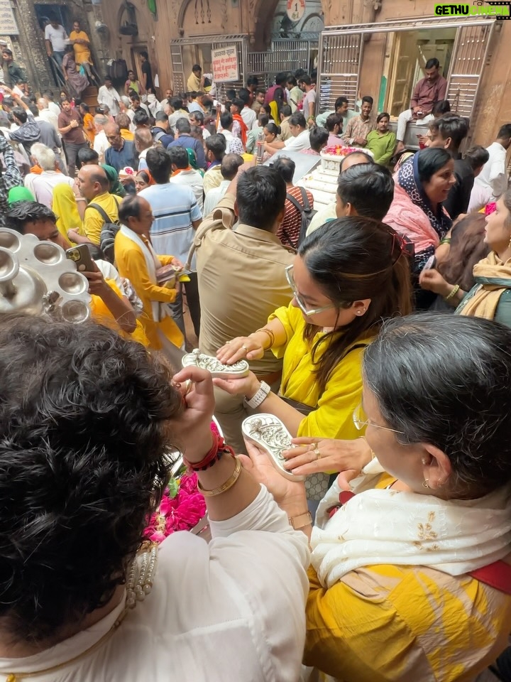 Swasti Mehul Jain - 271.4K Likes - Jab bhi Shri Banke Bihari ji ke darbar me pahuchti hu, bas fir lautne ka man nahi karta 😇 Kuch to baat hai, jo sirf mehsoos ki jaa sakti hai, batai aur likhi nahi jaa sakti.. 😍🦚
Vrindavan ke har kan me prem hai, bas prem.. 
Har mukh par Radhe Radhe hai.. 

#vrindavan #bankebihari #bankebiharitemple #radheradhe #krishnalove #krishnajanmashtami #janmashtami #swastimehul