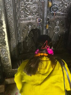 Swasti Mehul Jain Instagram - Jab bhi Shri Banke Bihari ji ke darbar me pahuchti hu, bas fir lautne ka man nahi karta 😇 Kuch to baat hai, jo sirf mehsoos ki jaa sakti hai, batai aur likhi nahi jaa sakti.. 😍🦚
Vrindavan ke har kan me prem hai, bas prem..
Har mukh par Radhe Radhe hai..
#vrindavan #bankebihari #bankebiharitemple #radheradhe #krishnalove #krishnajanmashtami #janmashtami #swastimehul