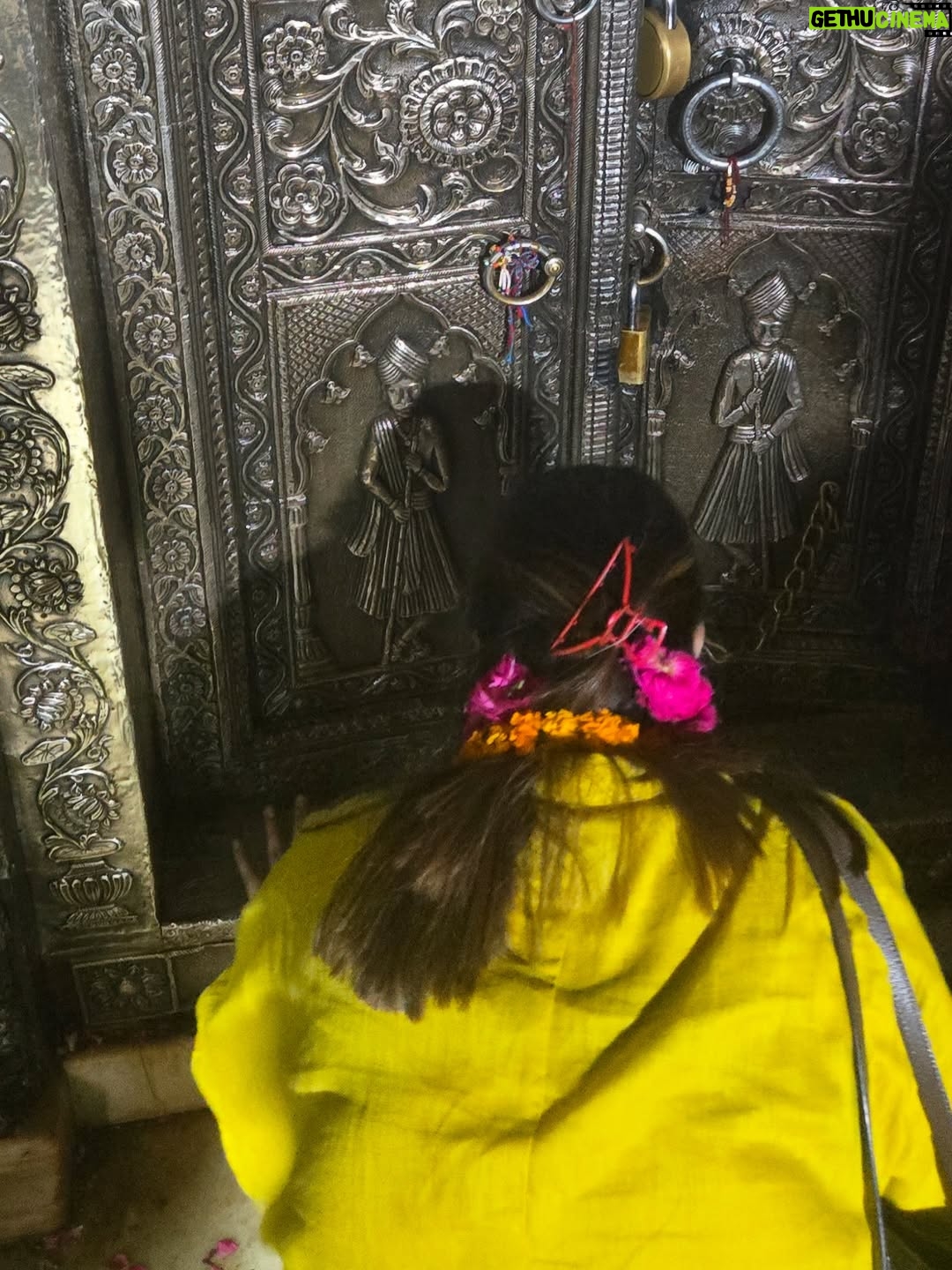 Swasti Mehul Jain - 271.4K Likes - Jab bhi Shri Banke Bihari ji ke darbar me pahuchti hu, bas fir lautne ka man nahi karta 😇 Kuch to baat hai, jo sirf mehsoos ki jaa sakti hai, batai aur likhi nahi jaa sakti.. 😍🦚
Vrindavan ke har kan me prem hai, bas prem.. 
Har mukh par Radhe Radhe hai.. 

#vrindavan #bankebihari #bankebiharitemple #radheradhe #krishnalove #krishnajanmashtami #janmashtami #swastimehul