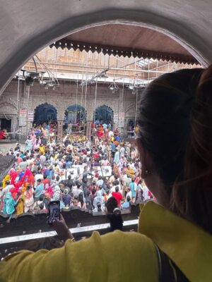 Swasti Mehul Jain Instagram - Jab bhi Shri Banke Bihari ji ke darbar me pahuchti hu, bas fir lautne ka man nahi karta 😇 Kuch to baat hai, jo sirf mehsoos ki jaa sakti hai, batai aur likhi nahi jaa sakti.. 😍🦚
Vrindavan ke har kan me prem hai, bas prem..
Har mukh par Radhe Radhe hai..
#vrindavan #bankebihari #bankebiharitemple #radheradhe #krishnalove #krishnajanmashtami #janmashtami #swastimehul