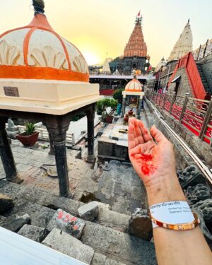 Swasti Mehul Jain Instagram - Jai Mahakaal 🔱 जैसे ही महाकाल के दर्शन किये, मानो सब थम गया.. अभिषेक , श्रृंगार, भस्म आरती और वो डमरू का अनहद नाद.. एहसास शब्दों से परे
अगले दर्शन का इंतज़ार है बस 🥹
Thankyou CM madhyapradesh and Ujjain administration for arranging the protocol & Mahakaal darshan for all of us..
#mahakal #ujjain #jaimahakaal #harharmahadev #bhasmaarti #swastimehul #swastimehullive #blessedlife