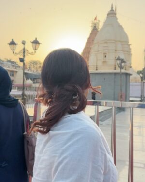 Swasti Mehul Jain Instagram - Jai Mahakaal 🔱 जैसे ही महाकाल के दर्शन किये, मानो सब थम गया.. अभिषेक , श्रृंगार, भस्म आरती और वो डमरू का अनहद नाद.. एहसास शब्दों से परे
अगले दर्शन का इंतज़ार है बस 🥹
Thankyou CM madhyapradesh and Ujjain administration for arranging the protocol & Mahakaal darshan for all of us..
#mahakal #ujjain #jaimahakaal #harharmahadev #bhasmaarti #swastimehul #swastimehullive #blessedlife