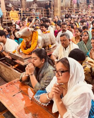Swasti Mehul Jain Instagram - Jai Mahakaal 🔱 जैसे ही महाकाल के दर्शन किये, मानो सब थम गया.. अभिषेक , श्रृंगार, भस्म आरती और वो डमरू का अनहद नाद.. एहसास शब्दों से परे
अगले दर्शन का इंतज़ार है बस 🥹
Thankyou CM madhyapradesh and Ujjain administration for arranging the protocol & Mahakaal darshan for all of us..
#mahakal #ujjain #jaimahakaal #harharmahadev #bhasmaarti #swastimehul #swastimehullive #blessedlife