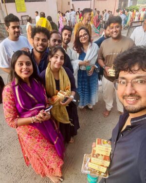 Swasti Mehul Jain Instagram - Jai Mahakaal 🔱 जैसे ही महाकाल के दर्शन किये, मानो सब थम गया.. अभिषेक , श्रृंगार, भस्म आरती और वो डमरू का अनहद नाद.. एहसास शब्दों से परे
अगले दर्शन का इंतज़ार है बस 🥹
Thankyou CM madhyapradesh and Ujjain administration for arranging the protocol & Mahakaal darshan for all of us..
#mahakal #ujjain #jaimahakaal #harharmahadev #bhasmaarti #swastimehul #swastimehullive #blessedlife