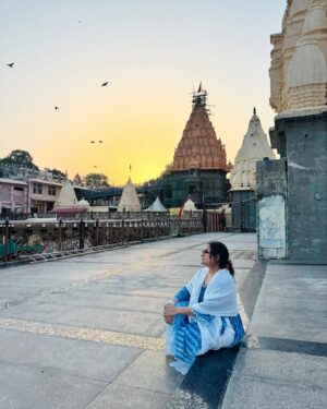 Swasti Mehul Jain Instagram - Jai Mahakaal 🔱 जैसे ही महाकाल के दर्शन किये, मानो सब थम गया.. अभिषेक , श्रृंगार, भस्म आरती और वो डमरू का अनहद नाद.. एहसास शब्दों से परे
अगले दर्शन का इंतज़ार है बस 🥹
Thankyou CM madhyapradesh and Ujjain administration for arranging the protocol & Mahakaal darshan for all of us..
#mahakal #ujjain #jaimahakaal #harharmahadev #bhasmaarti #swastimehul #swastimehullive #blessedlife