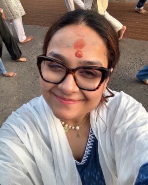 Swasti Mehul Jain Instagram - Jai Mahakaal 🔱 जैसे ही महाकाल के दर्शन किये, मानो सब थम गया.. अभिषेक , श्रृंगार, भस्म आरती और वो डमरू का अनहद नाद.. एहसास शब्दों से परे
अगले दर्शन का इंतज़ार है बस 🥹
Thankyou CM madhyapradesh and Ujjain administration for arranging the protocol & Mahakaal darshan for all of us..
#mahakal #ujjain #jaimahakaal #harharmahadev #bhasmaarti #swastimehul #swastimehullive #blessedlife