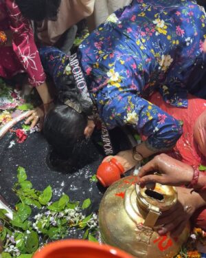 Swasti Mehul Jain Instagram - Har Har Mahadev 🔱 Baba Baidyanth Jyotirling ke darshan kar, rudrabhishek kiya.. Immense energy radiating all around.. Something magical that can just be felt and can't be expressed 😍
I wish and manifest to visit all the 12 jyotirlings in India.. Mahadev bless us all..
Om Namah Shivaay ✨
#harharmahadev #bababaidyanathdham #jyotirling #deoghar #jharkhand #jharkhanddiaries #swastimehul