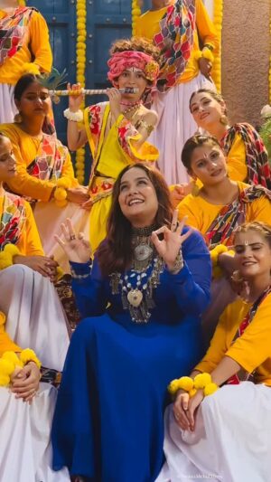 Swasti Mehul Jain Instagram - My favourite Lines 🦚 बरसा प्रेम जो कान्हा का, तो तर गए मित्र सुदामा ❤️ Listen & Watch full version on Youtube "Meethe Ras Se Bharyo Radharani by Swasti Mehul"
Thankyou for everyone who worked so devotedly to make this vision a reality 😇🧿
Project & Produced by ASM
Styledby- @stylebyriyajain
Outfit- @lavanyathelabel
Jewellery- @culture_signature_jalpathakkar × @jalpathakkar_official
#newrelease #janmashtami2025 #radhakrishna #bhakti #newsong #radharani #krishnalove #Swastimehul #reelsindia