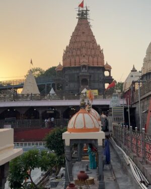 Swasti Mehul Jain Instagram - Jai Mahakaal 🔱 जैसे ही महाकाल के दर्शन किये, मानो सब थम गया.. अभिषेक , श्रृंगार, भस्म आरती और वो डमरू का अनहद नाद.. एहसास शब्दों से परे
अगले दर्शन का इंतज़ार है बस 🥹
Thankyou CM madhyapradesh and Ujjain administration for arranging the protocol & Mahakaal darshan for all of us..
#mahakal #ujjain #jaimahakaal #harharmahadev #bhasmaarti #swastimehul #swastimehullive #blessedlife