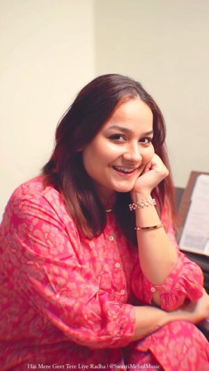 Swasti Mehul Jain Instagram - वृन्दावन की महक, राधा कृष्ण प्रेम, अनंत भक्ति.. यही इस गीत को सुनकर महसूस होता है ❤️
Not just song but an emotion of love for Radharani 😍
#radharani #radhakrishna #haimeregeettereliyeradha #swastimehul #reelsindia