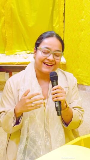 Swasti Mehul Jain Instagram - गुरूजी के समक्ष गाने का अद्भुत एहसास.. He smiled, got emotional and blessed me 🧿😍
#radhakrishana #premanandmaharajji #vrindavan #swastimehul