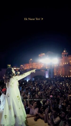Swasti Mehul Jain Instagram - Ek Nazar Teri Mujh par jo Parh jaaye 😇 I am soon bringing a newer version of this song.. an emotion of everyone who believes in the magical divine power..
Whenever I sing this, the moment you all start singing along with me, I feel all my efforts in wiriting & curating music are worth it..
#swastimehul #swastimehullive #liveperformance #reelsindia