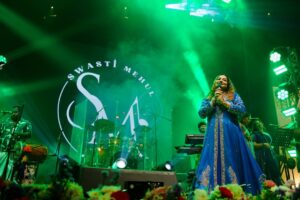 Swasti Mehul Jain Instagram - When Delhi turned into VRINDAVAN 🦚 Thousands gathered to sing with me, celebrate together Shri Krishn Janmashtami, organized by the upcoming tallest temple of world, Vrindavan Chandrodaya Mandir @vcmvrindavan .
An experience of a lifetime, every song was a journey, expressing different Krishn leela ❤️
Redefining the soundscape of devotionals, my team worked so so hard to curate this duvine experience.
Grateful for all the love and blessings from you all & the VCM family, @chanchalapathidasa prabhuji 😇
Show Director & supervisor @asm.talents @swastimehul.live
With my team Akshay, Kamal, Krishna, Aryan, Archit, Anmol, Shreya, Ketki, Monty,
Lights & Visuals : Dharmendra, Suhel, Varun (Orion Solutions)
Stylist : @shailjaanand
Custom outfit by @lush_by_riaakhurana
Jewellery by @aadamyastore
#styledbyshailjaanand
Assisted by @stylingbypreeti @nausheena_naaz
HMU by Meenakshi & team
📸 @thewhitecollarfilms
#krishnajanmashtami #janmashtami #iskcon #vrindavanchandrodayamandir #Vrindavan #liveconcert #swastimehul #swastimehullive