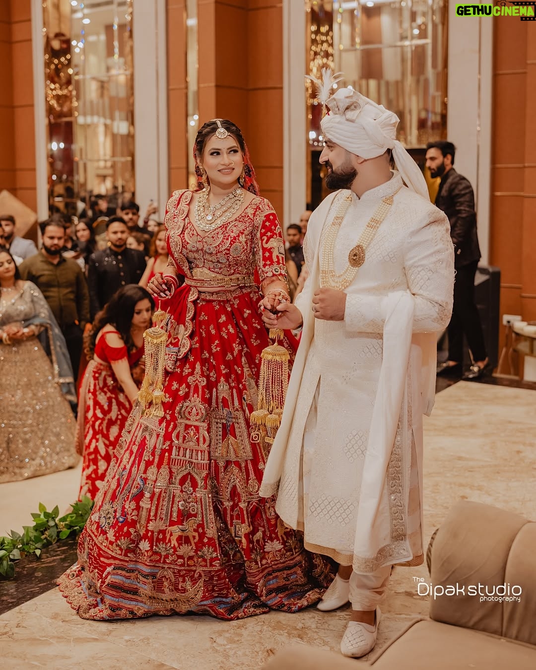 Swati Monga - 624.8K Likes - Humari Permanent Booking Hogyi ❤️ @iamrajatsharma @swatimonga_

Photo Courtesy- @dipakstudiophotography 
Rajat's Outfit- @vastrbyharpreet 
Swati's Outfit- @sudhirbhaisareewala @hanutpaulofficial 
Swati's Makeup- @makeoverbypreetigera 
Swati's Jewellery- @jewel_street_ 

 #rajatkiswati #marriage #shaadi #rajatswati #relationshipgoals #truelove #love #couplegoals #hearttouching #weddingpost #trending #foryou #viral 

( wedding Post , relationshipgoals , shaadi , couplegoals , lehenga , sherwani )